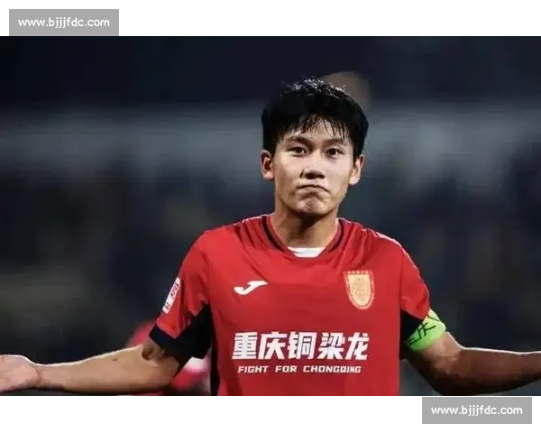 从连续五佳到网暴靶心:向余望的青春风暴遇挫记 从连续五佳到网暴靶心:向余望的青春风暴遇挫记